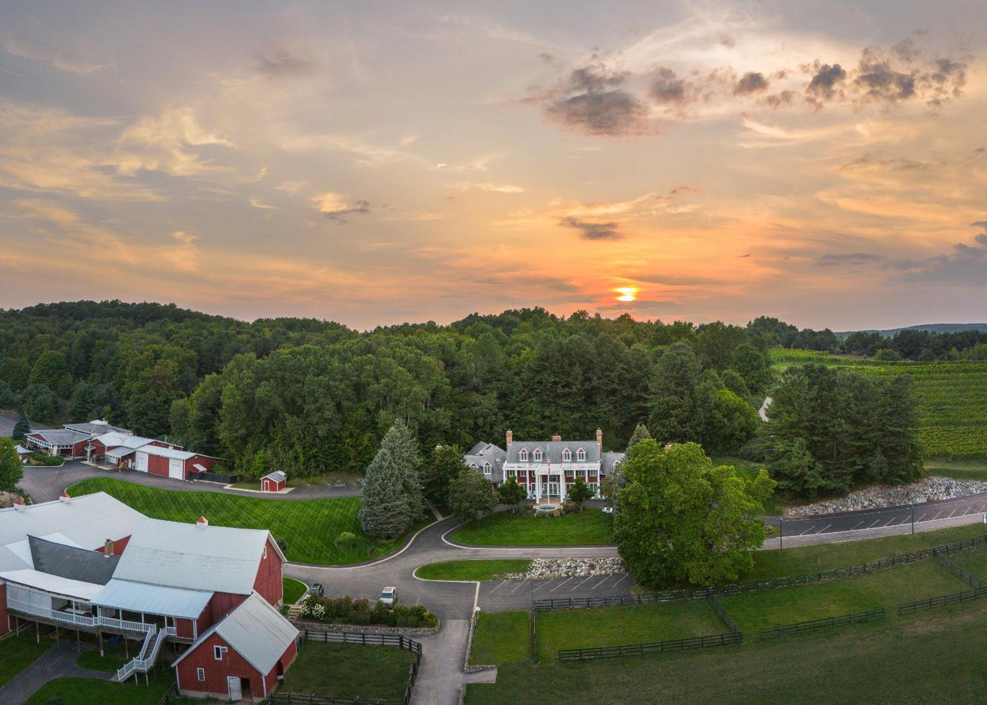 Inn At Black Star Farms Suttons Bay Exterior foto